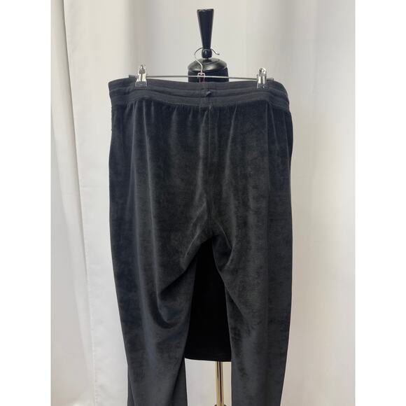 BCBG velour sweat pants w/ bling
Size L
Waist- 16
Inseam- 30
Rise- 10 - Picture 3 of 4